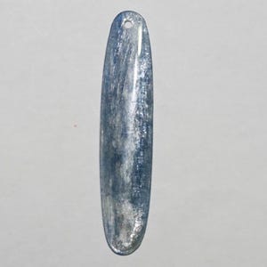Kyanit platt oval hänge 40x12,5 mm
