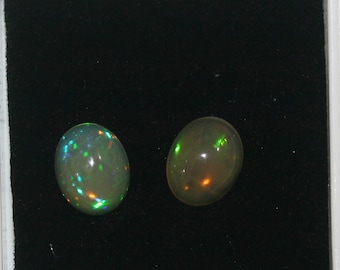 1 par de cabujones ovalados lisos de ópalo etíope de 10 x 8 mm. - 2 piezas