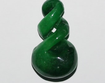 Grüner Jade Anhänger 34x18mm.