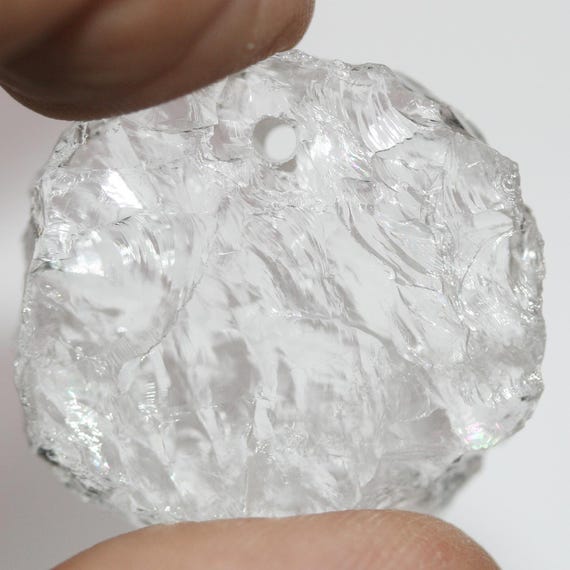 研磨されていないロッククリスタルクォーツラウンドペンダント25〜30