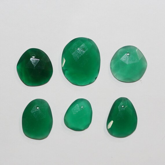 グリーンオニキスオーバルファセットペンダント18 x 13 mm。約（1個