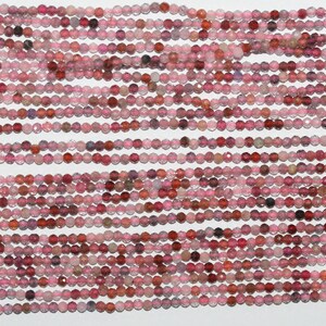 Puede incluir: Una hebra de cuentas de piedras preciosas facetadas de color rosa, rojo y transparente. Las cuentas tienen un diámetro aproximado de 4 mm y un acabado liso y pulido.