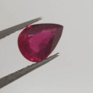 Behandlad GF Rubin 8 x 6 mm Facettslipad Päron 1,45 ct - Leverantör av Ädelstenssmycken