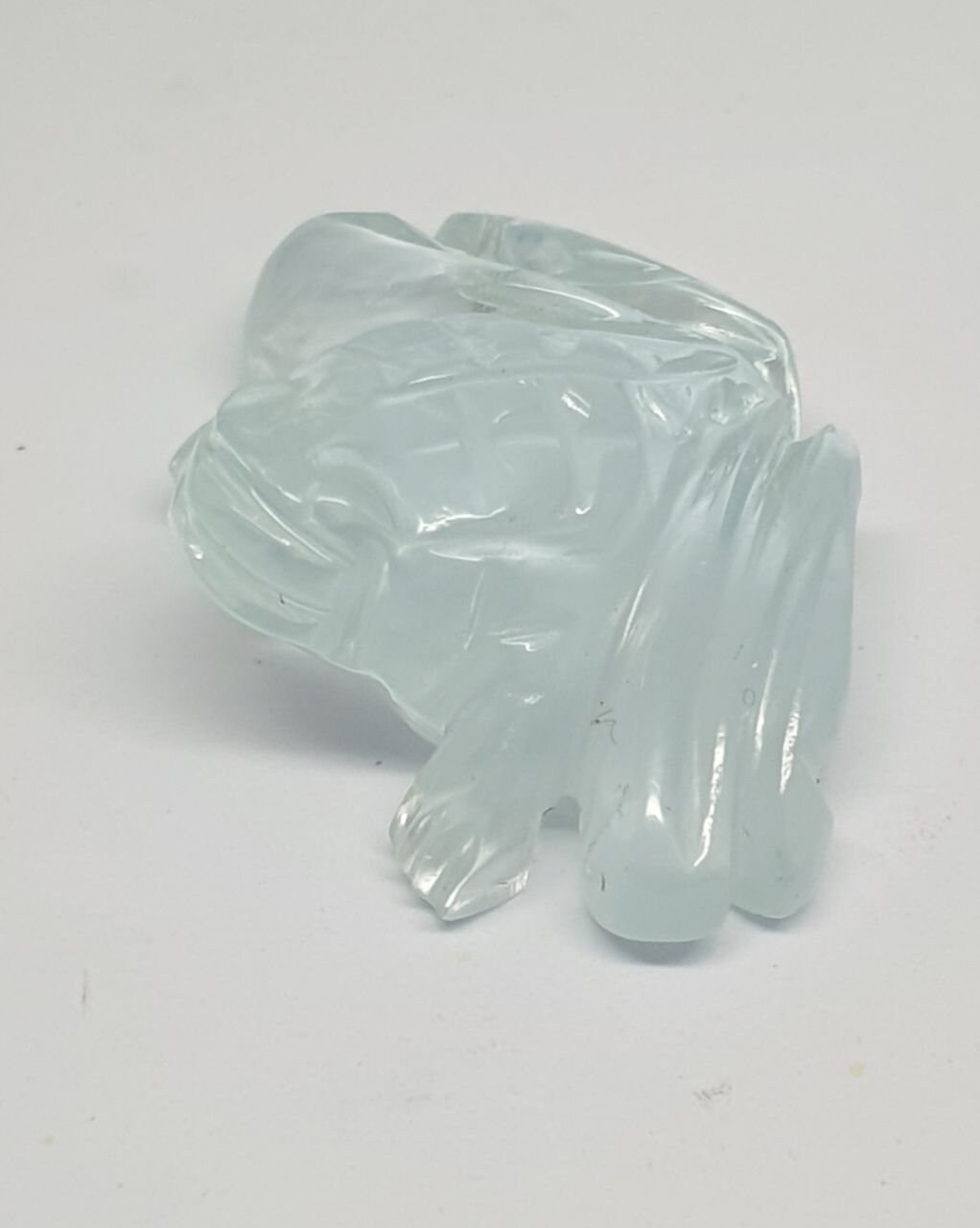 ユニークな彫刻が施されたアクアマリンのカエル（24.4 x 18 mm）。唯一