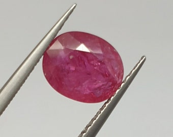 Óvalo facetado de rubí natural- Minado africano- 8.45x6.7mm-Ruby 1.97ct-Tierra Minada