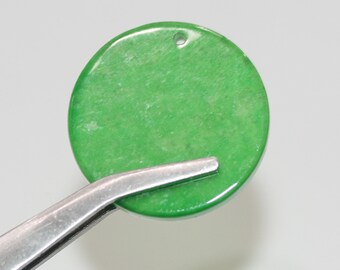 Può includere: Un ciondolo rotondo in giada verde con un foro praticato nella parte superiore per l'infilaggio. Il ciondolo è liscio e lucido.