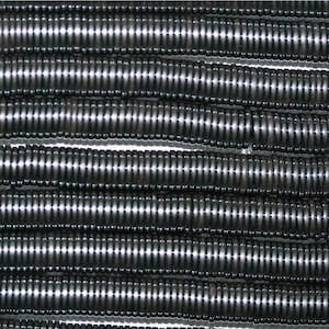 Puede incluir: Una hebra de cuentas de hematites negras, cada cuenta es una espiral de pequeñas cuentas redondas. Las cuentas son lisas y brillantes.