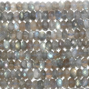 Peut inclure: Un brin de perles de labradorite gris et irisé. Les perles sont facettées et ont une forme légèrement irrégulière.