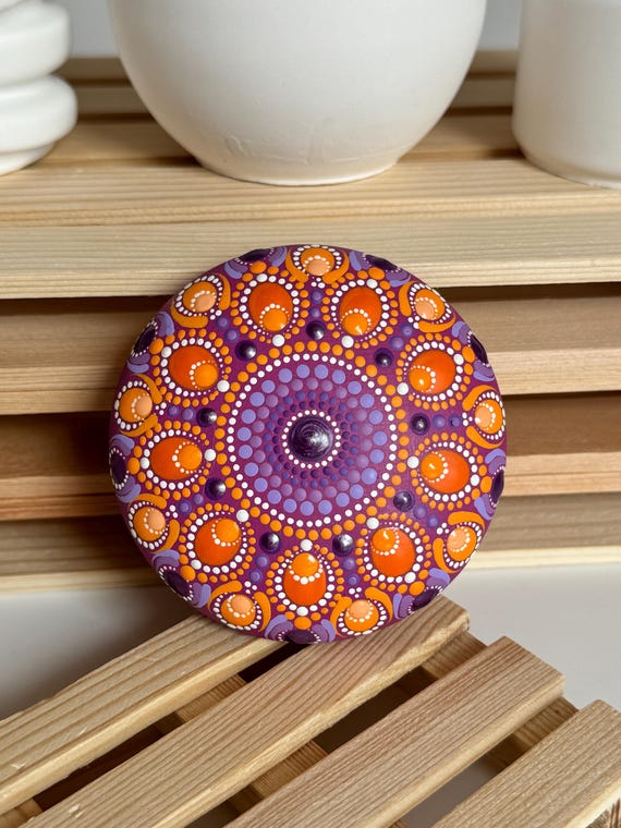 Zauberhafter Mandala-Stein, Farbtupfer für Home- und Zen Deko, handgemalt im Stil der Punktmalerei - Dot-Painting, kunstvolle Geschenk-Idee