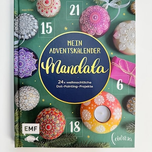 Könnte beinhalten: Ein Buchcover mit grünem Hintergrund und bunten Ornamenten. Der Titel lautet "Mein Adventskalender Mandala" und der Untertitel lautet "24 x weihnachtliche Dot-Painting-Projekte".