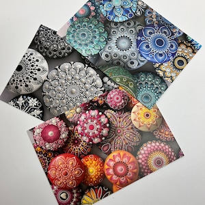 Ansichtkaartenset mandala stenen dot art, drie mandala kunst wenskaarten, handgeschilderde stenen in dot schilderstijl, kunstenaar fijn roze, set 2