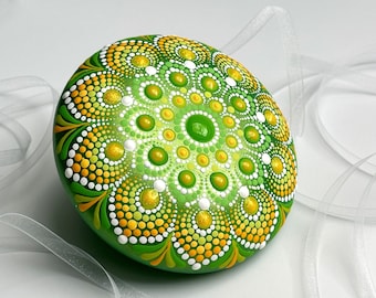 Piedra mandala pintada a mano en refrescante verde y amarillo con algo de brillo, pintura de puntos, arte decorativo