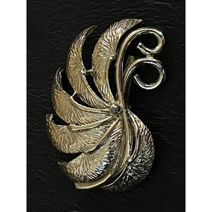 Womens Brooch Pin Silver Tone Feathers Scroll Pattern Vintage Fashion Jewelry