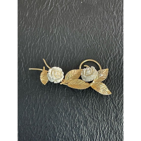 Womens Brooch Pin Gold Tone White Floral Leaf Vin… - image 1