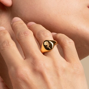 Gold Elegant Flower Signet Ring - Perfect for Everyday Wear and Special Occasions