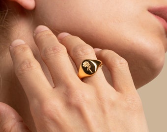 Gold Elegant Flower Signet Ring - Perfect for Everyday Wear and Special Occasions