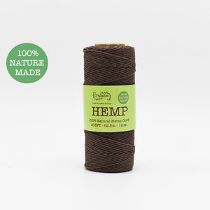 Puede incluir: Una bobina de cuerda de cáñamo marrón, 100% natural, de 62,5 metros de largo, 1 mm de grosor. La etiqueta dice "Crafasso Hemp 100% Natural Hemp Cord 205FT - 62.5m - 1mm".