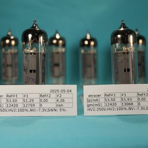 Peut inclure: Deux cartes blanches avec du texte noir montrant les résultats des tests de deux tubes à vide différents. Les cartes indiquent la date "2025-05-04", le nom du test "etracer" et les résultats pour "Ref#1", "#1", "Ref#2" et "#2". Les résultats comprennent "Ip(mA)", "gm(mS)", "HV1:250V.HV2:100%.NV:-7.3V,SWN: 5%".