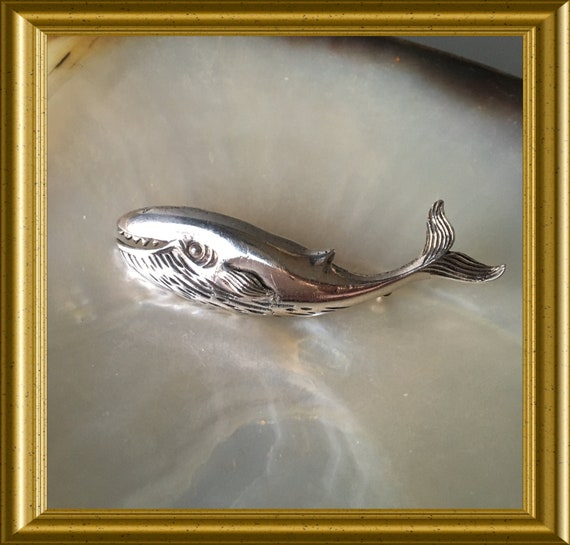 Vintage silver pin brooch: whale