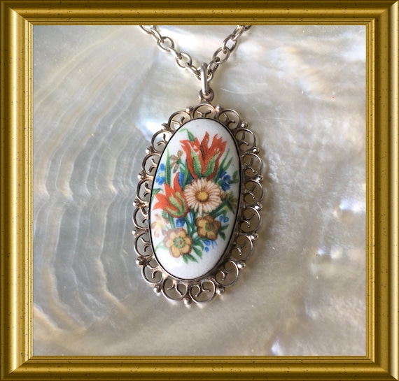 Beautiful vintage silver pendant: flowers