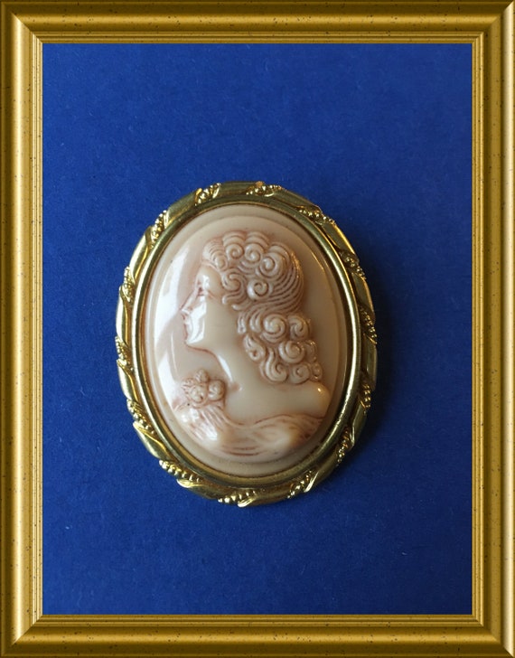 Vintage glass cameo brooch pin
