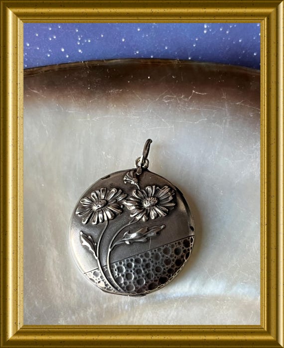 Vintage silver pendant for pictures: locket