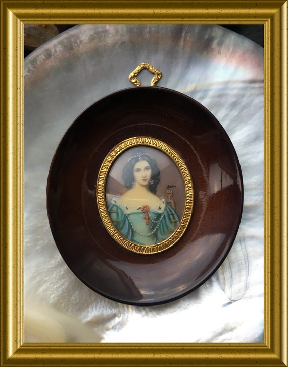 Vintage oval wooden frame: portrait lady