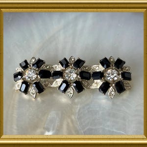 Vintage strass brooch: costume jewelry