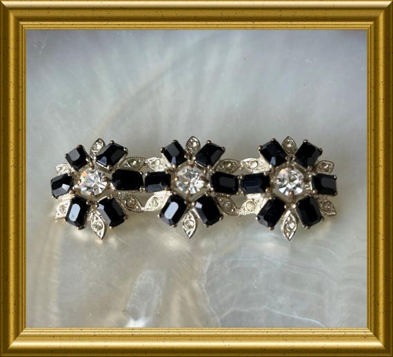 Vintage strass brooch: costume jewelry