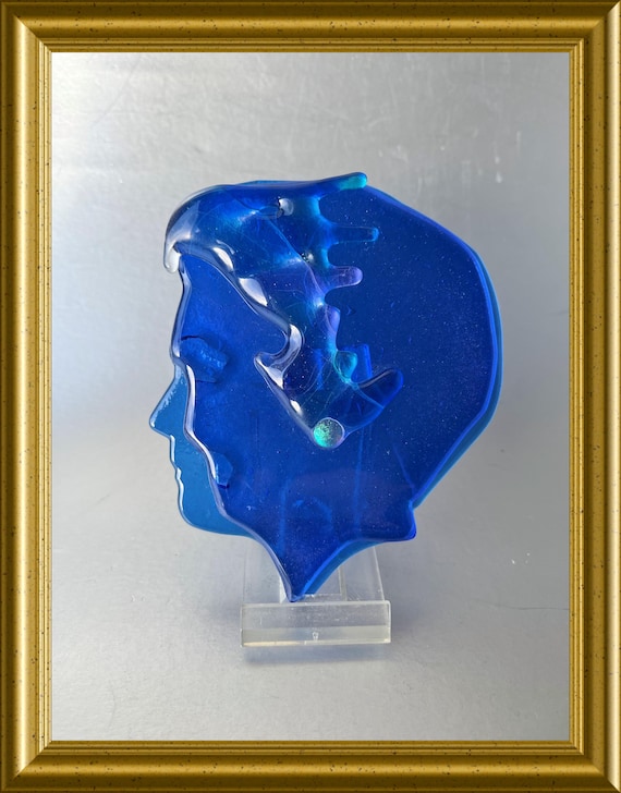 Vintage Blue Glass Wall Hanging, plaque – Silhouette of Queen Beatrix – Edith Benedictus Buning