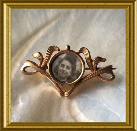 Art nouveau brooch pin with picture, mourning jewelry, remembrance