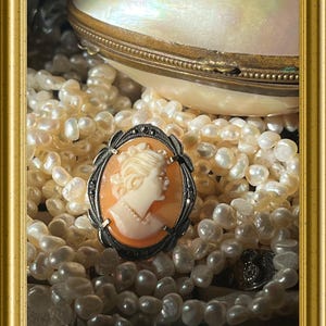 Broche/pendentif ancien en argent avec camée coquillage : portrait