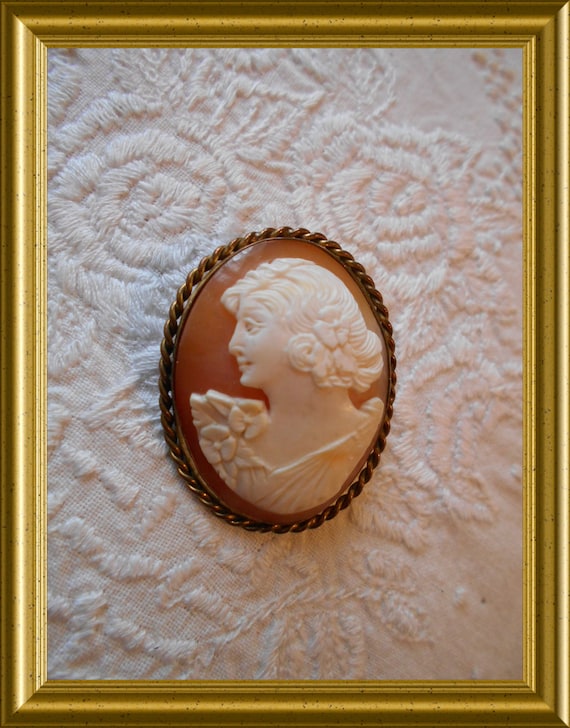 Antique brooch : shell cameo, portrait lady