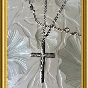 Silver pendant with necklace: cross