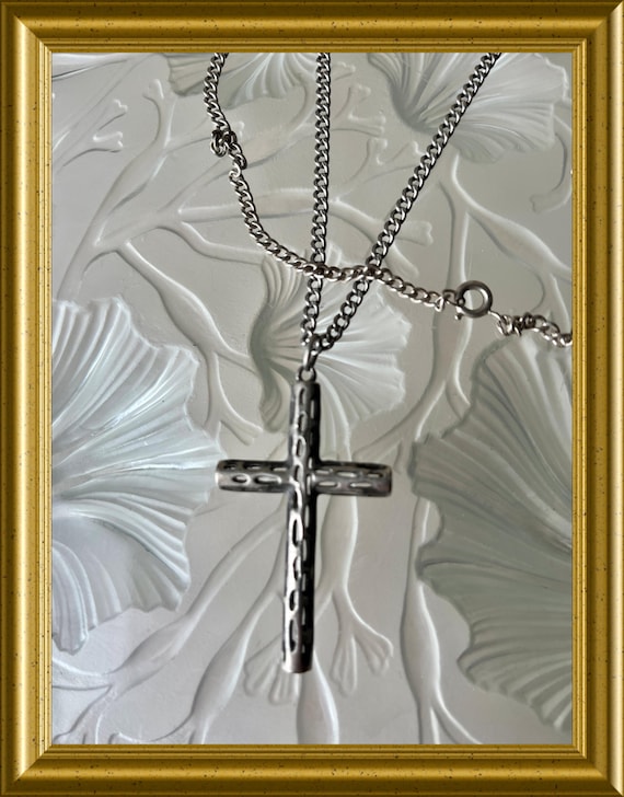 Silver pendant with necklace: cross