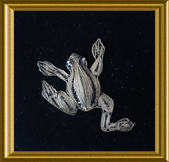 Lovely silver filigree brooch : frog