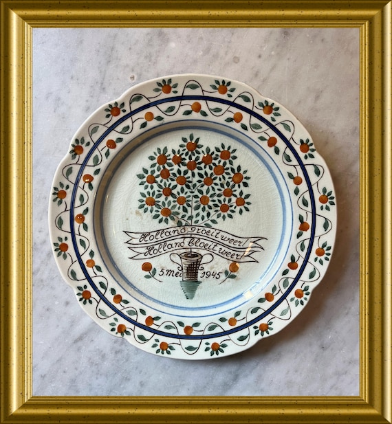 Hand painted Gouda art pottery liberation plate: 5 may 1945