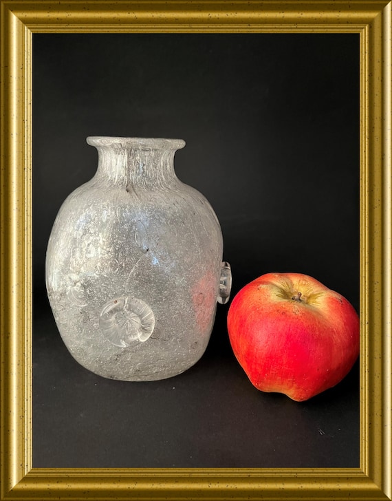 Beautiful vase with ring/disc applications