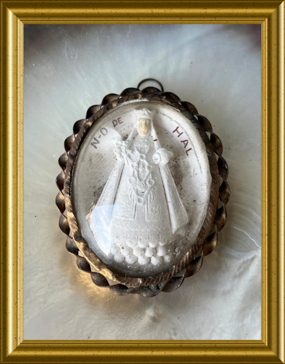 Antique frame with domed glass: meerschaum, Mary, our lady of Hal