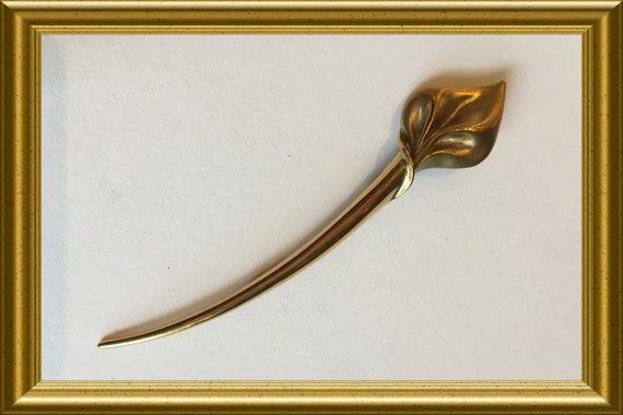 Vintage brooch: stylized flower