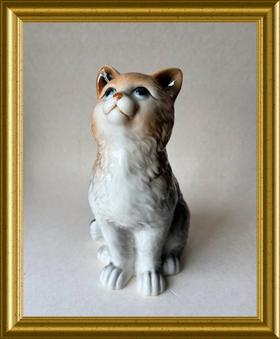 Vintage ceramic figurine: cat