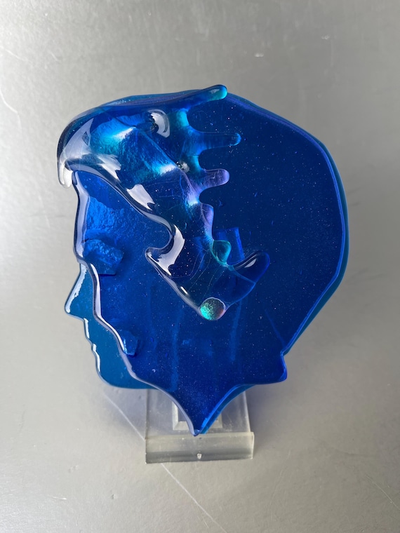 Vintage Blue Glass Wall Hanging, plaque – Silhouette of Queen Beatrix – Edith Benedictus Buning