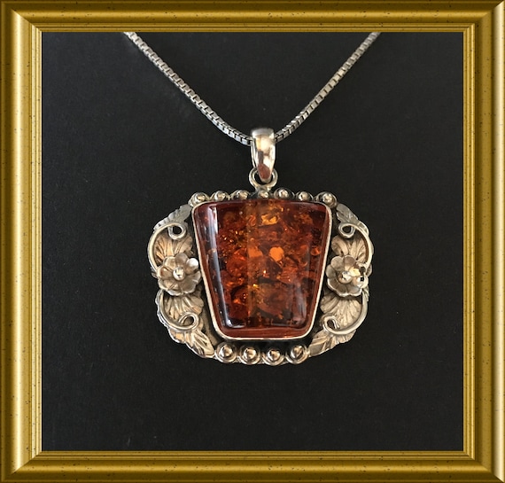 Long silver necklace with silver pendant: amber