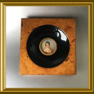 Stara drewniana rama: miniatura portretowa, dama