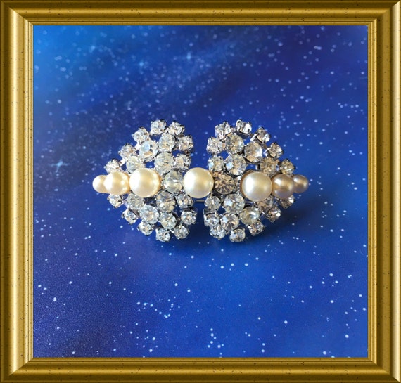 Vintage strass brooch: costume jewelry