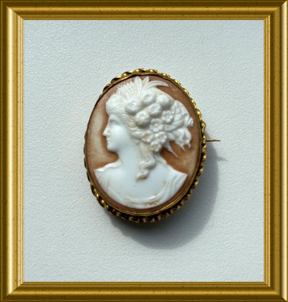 Vintage glass cameo brooch pin