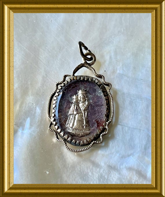 Vintage pendant: Holy Mary with child