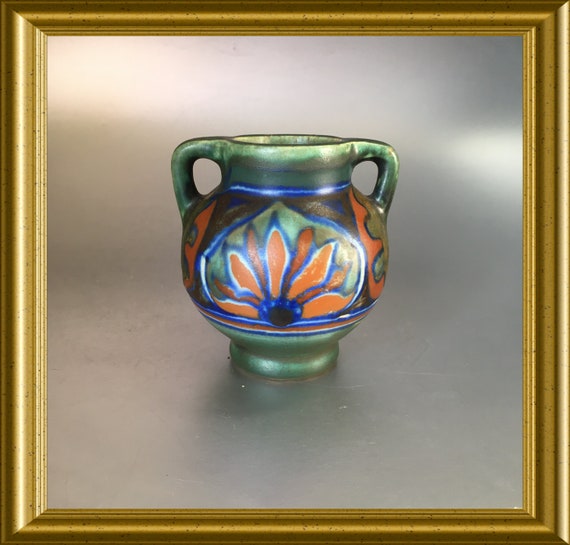 Small hand painted art pottery vase: Holland