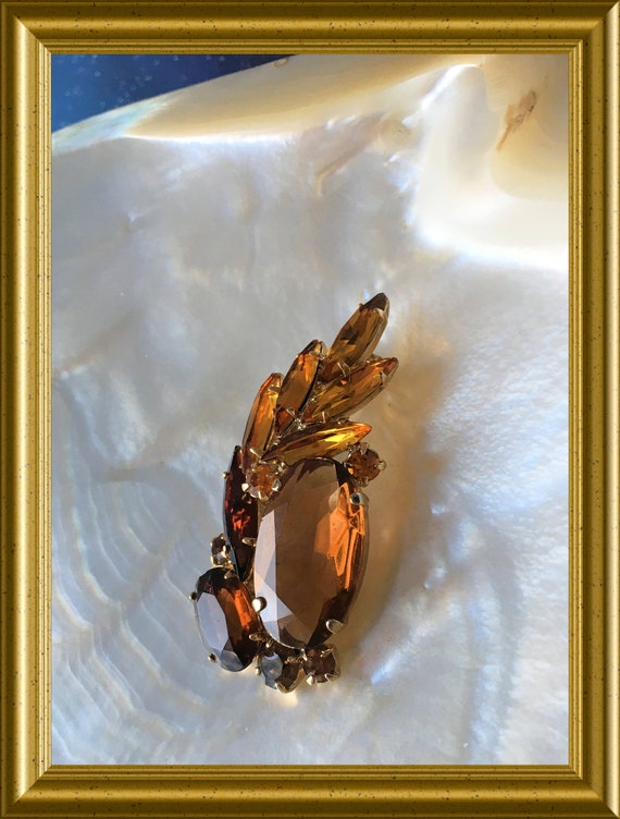 Vintage brown strass brooch: costume jewelry