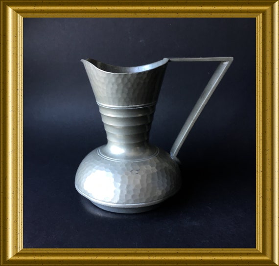 Art deco hammered pewter jug: Banka pewter Indonesia